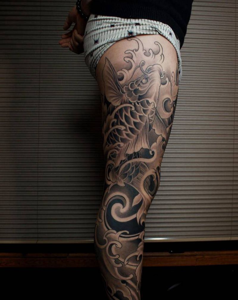 锦鲤花腿纹身图片_腿部新传统纹身图案