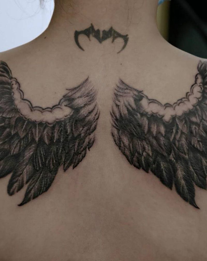 翅膀美化纹身图片_背部欧美写实点刺翅膀美化纹身图案