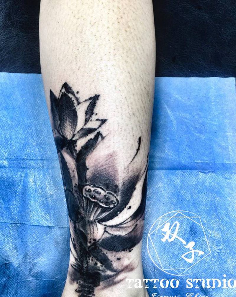 水墨荷花遮盖梅花纹身图片_水墨纹身图案