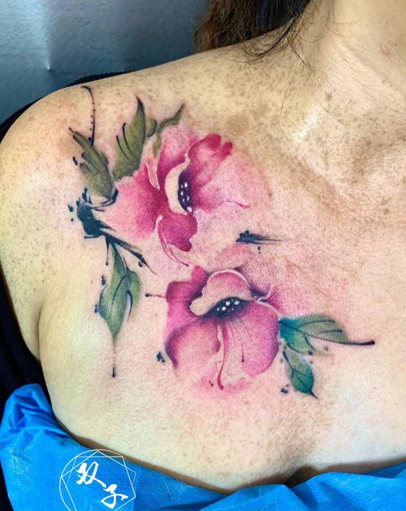 遮盖大面积瘢痕纹身图片_胸部水彩纹身图案