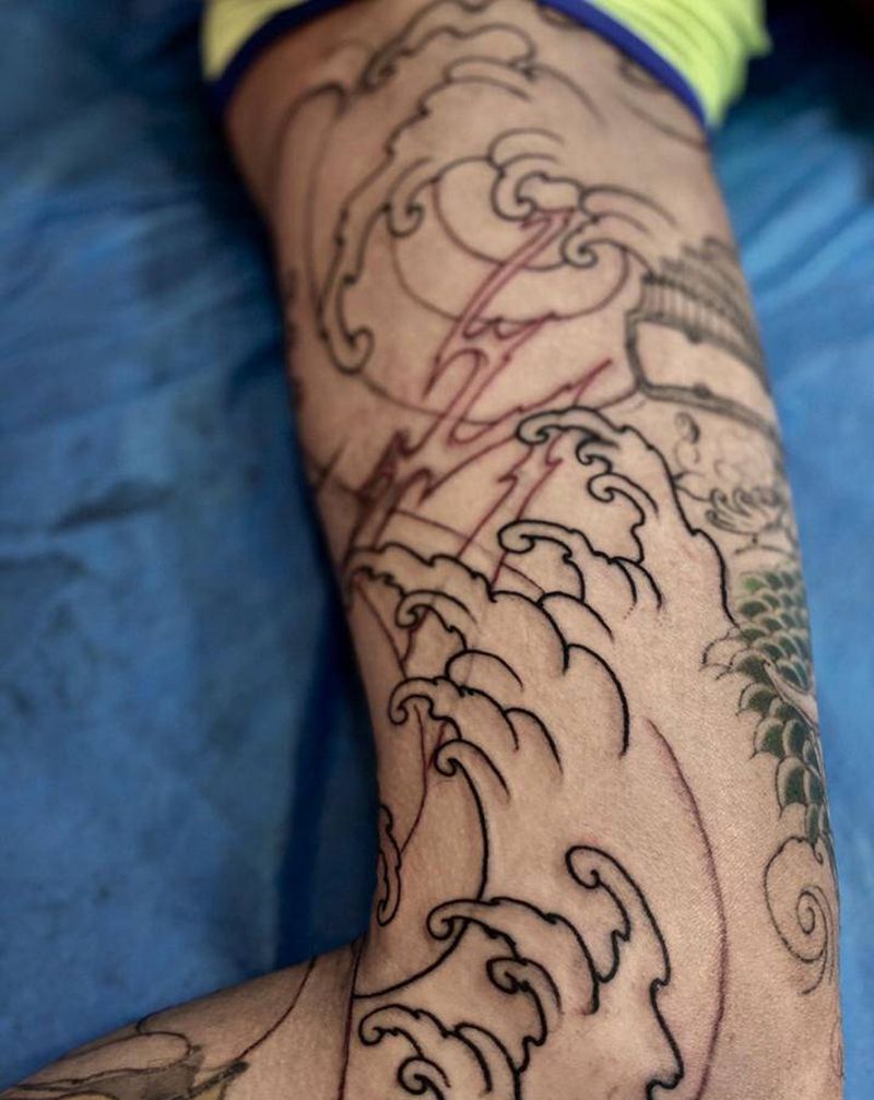 水浪纹身图片_腿部新传统纹身图案
