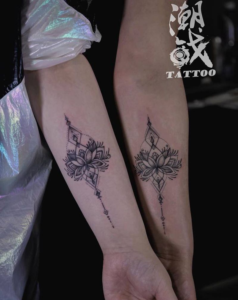 闺蜜纹身纹身图片_手臂点刺几何莲花蕾丝纹身图案