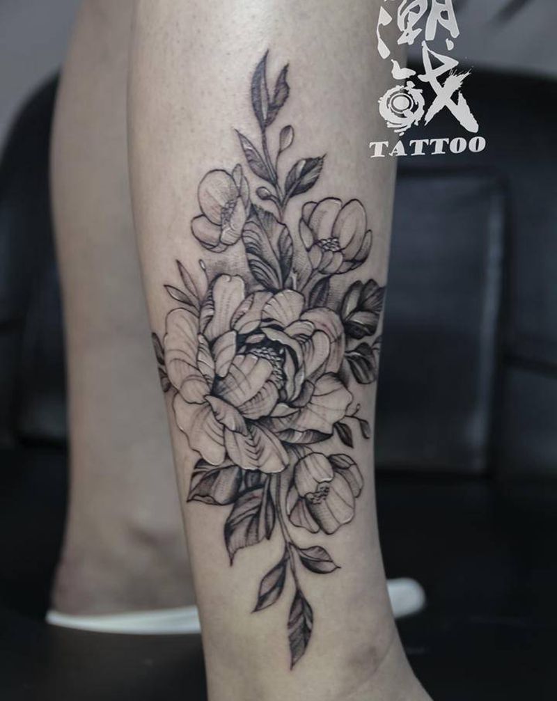 素花纹身图片_腿部欧美写实点刺花纹身图案