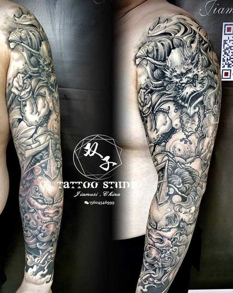 黑灰花臂完成纹身图片_手臂新传统纹身图案