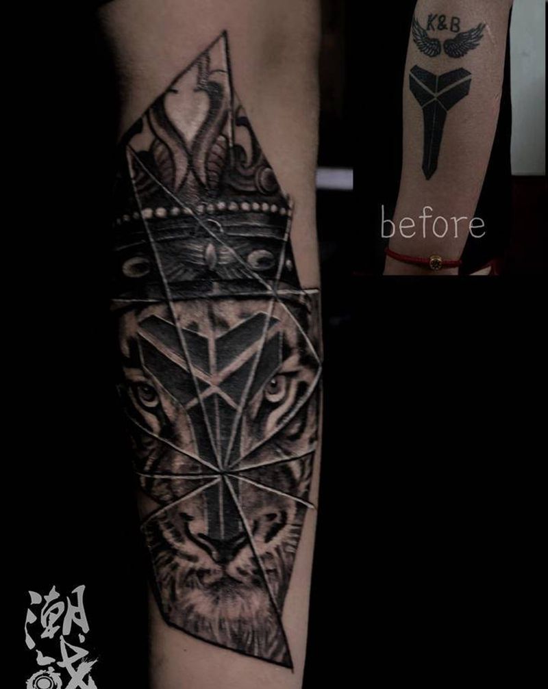 森林之王纹身图片_手臂欧美写实老虎遮盖纹身图案