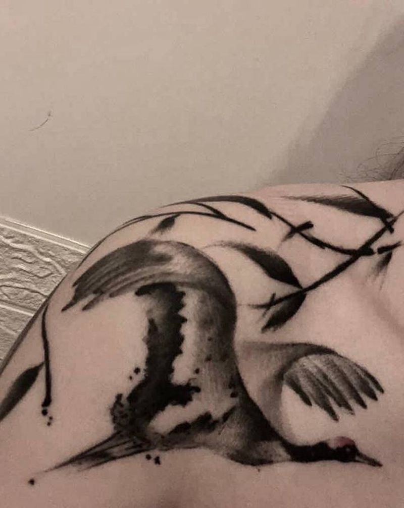 水墨仙鹤纹身图片_肩部水墨纹身图案