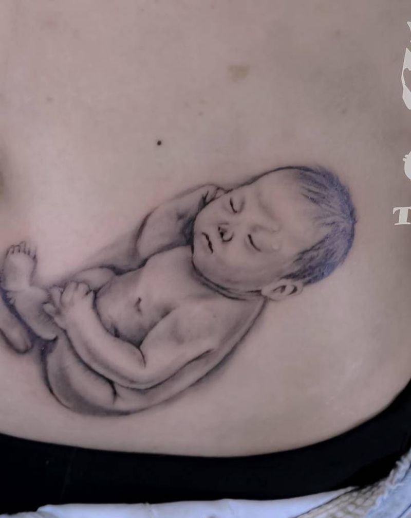 我的宝贝纹身图片_腹部欧美写实亲情宝宝家庭纹身图案