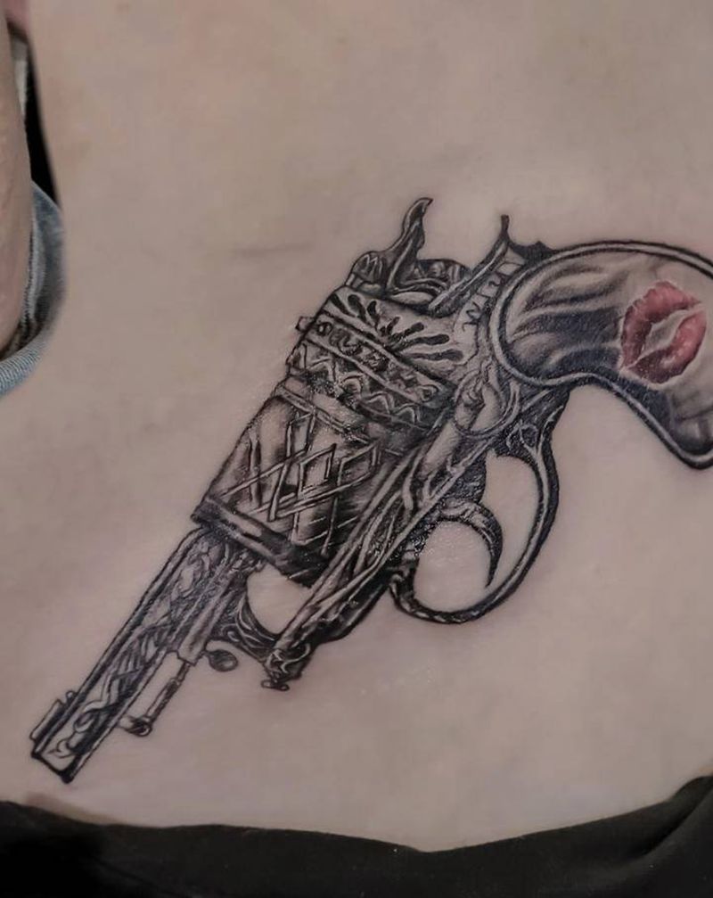 疤痕遮盖纹身图片_腹部欧美写实枪遮盖纹身图案