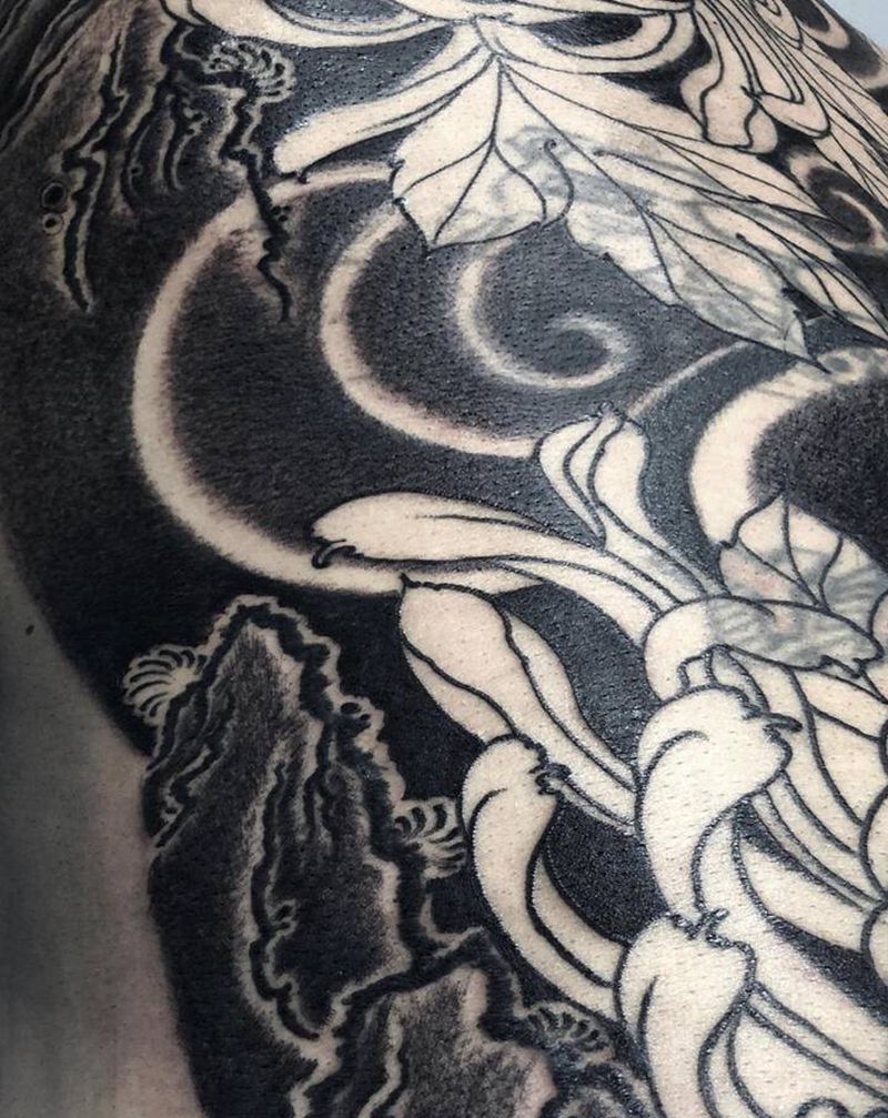 山石  板雾 菊花纹身图片_背部新传统纹身图案