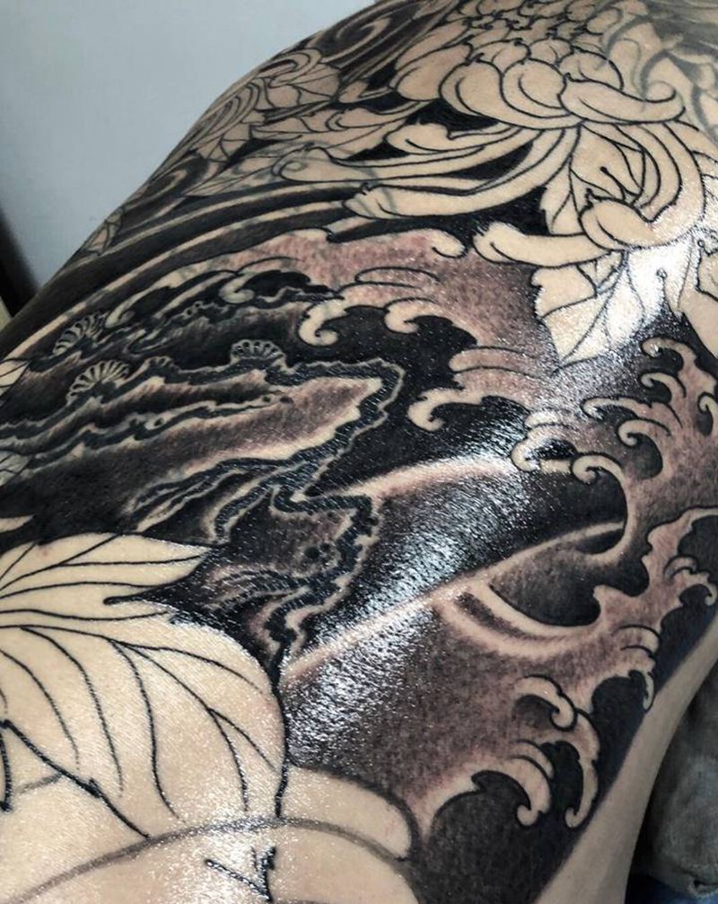 水浪 山石 菊花纹身图片_背部新传统纹身图案