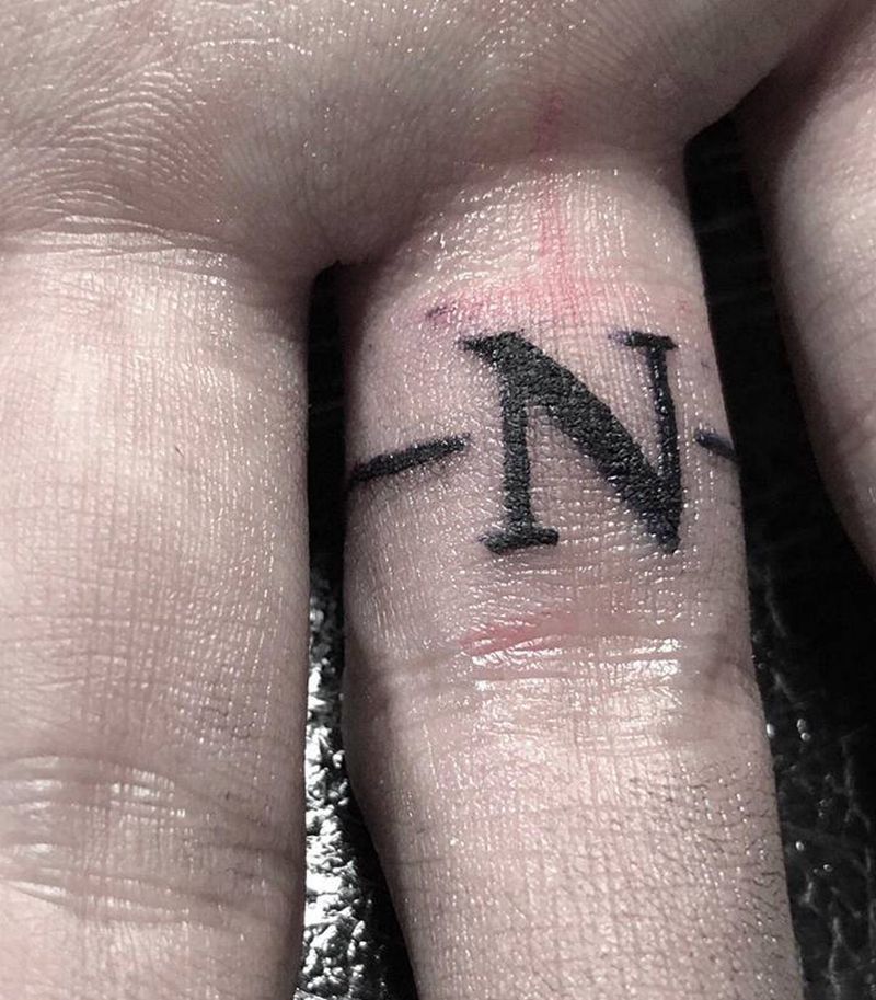 字母纹身图片_手部花体字手指纹身图案