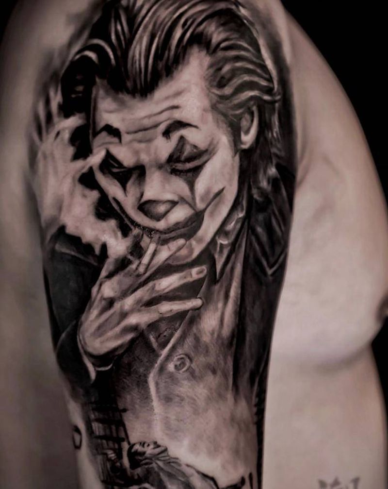 电影「小丑（2019）」纹身图片_手臂欧美写实小丑纹身图案