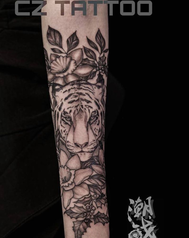 温柔的王纹身图片_手臂欧美写实老虎纹身图案