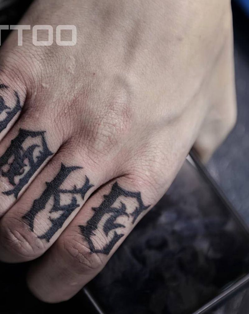 花体英文（纹身遮盖）纹身图片_手部花体字纹身图案