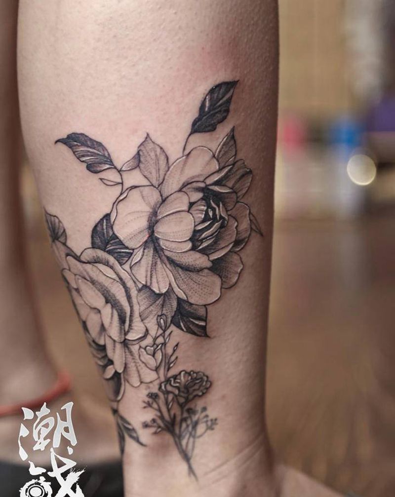 淡雅素花纹身图片_腿部点刺欧美写实纹身图案