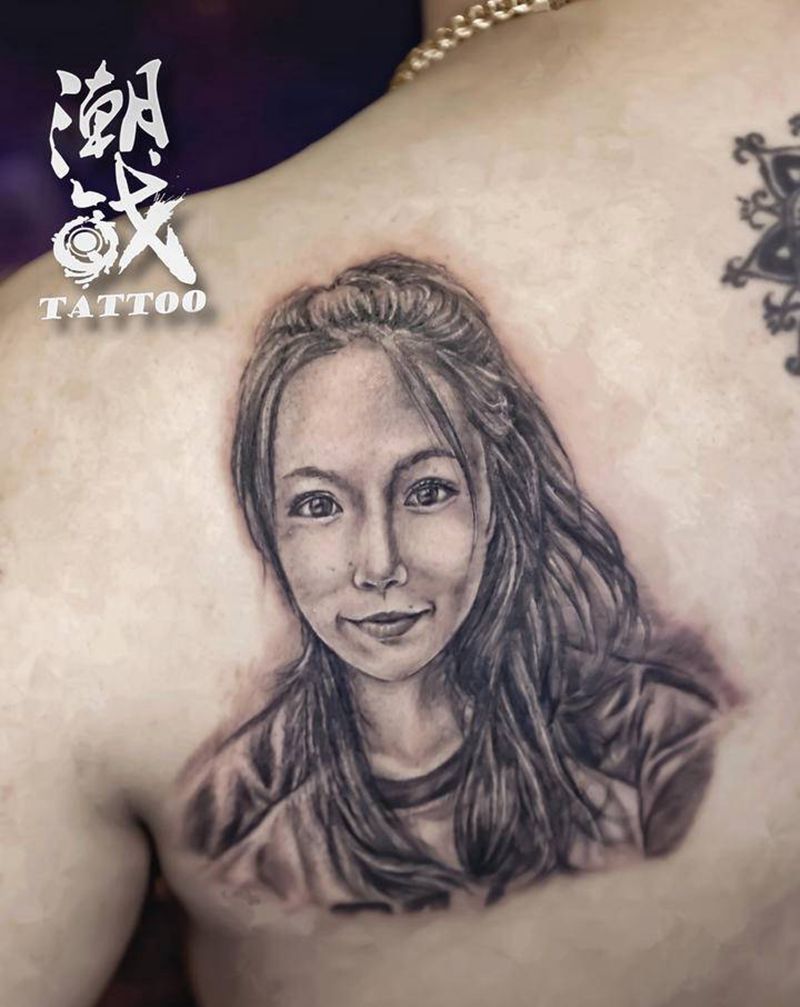 最爱的人纹身图片_背部欧美写实肖像纹身图案