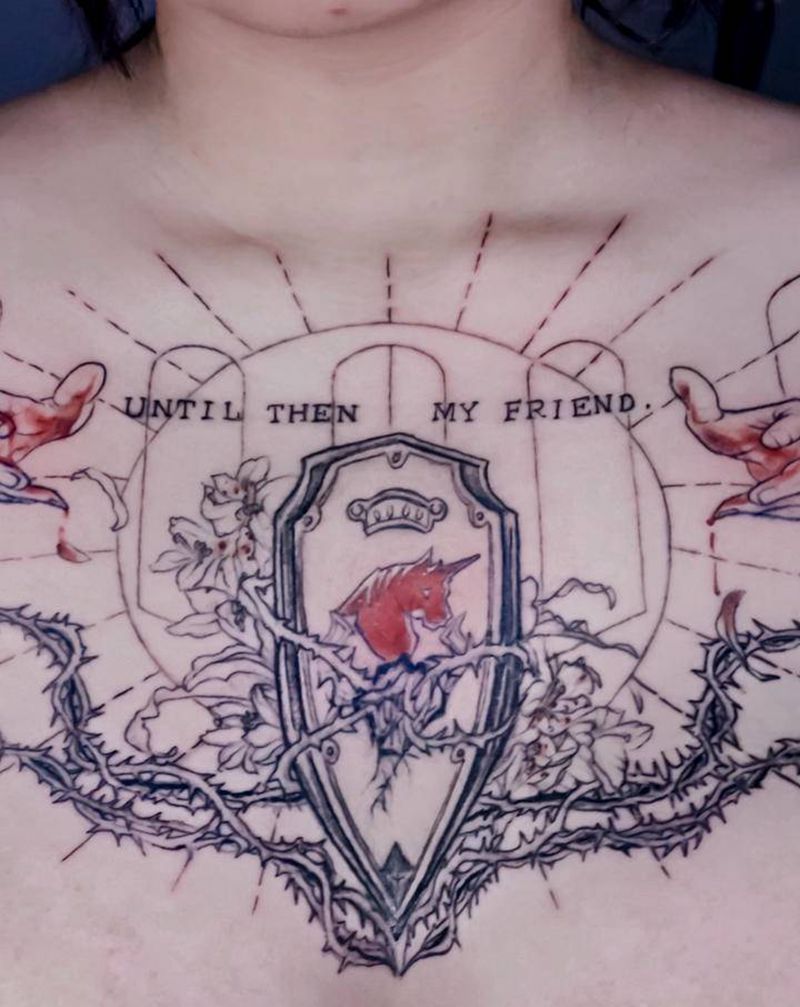 挣脱枷锁纹身图片_胸部欧美写实纹身图案