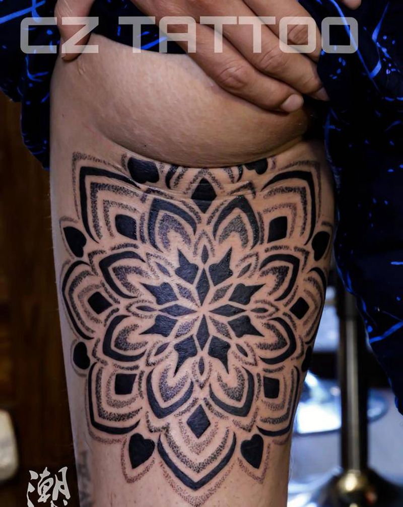 曼陀罗花盘纹身图片_腿部图腾点刺梵花纹身图案