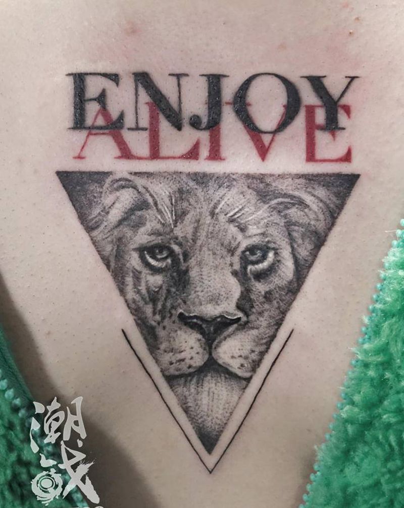 温柔的狮子纹身图片_胸部欧美写实花体字纹身图案