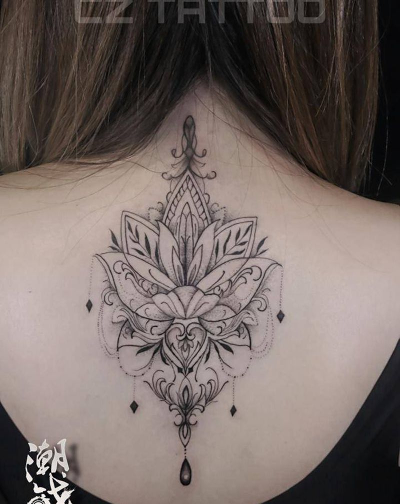 莲花纹身图片_背部点刺几何莲花曼陀罗纹身图案
