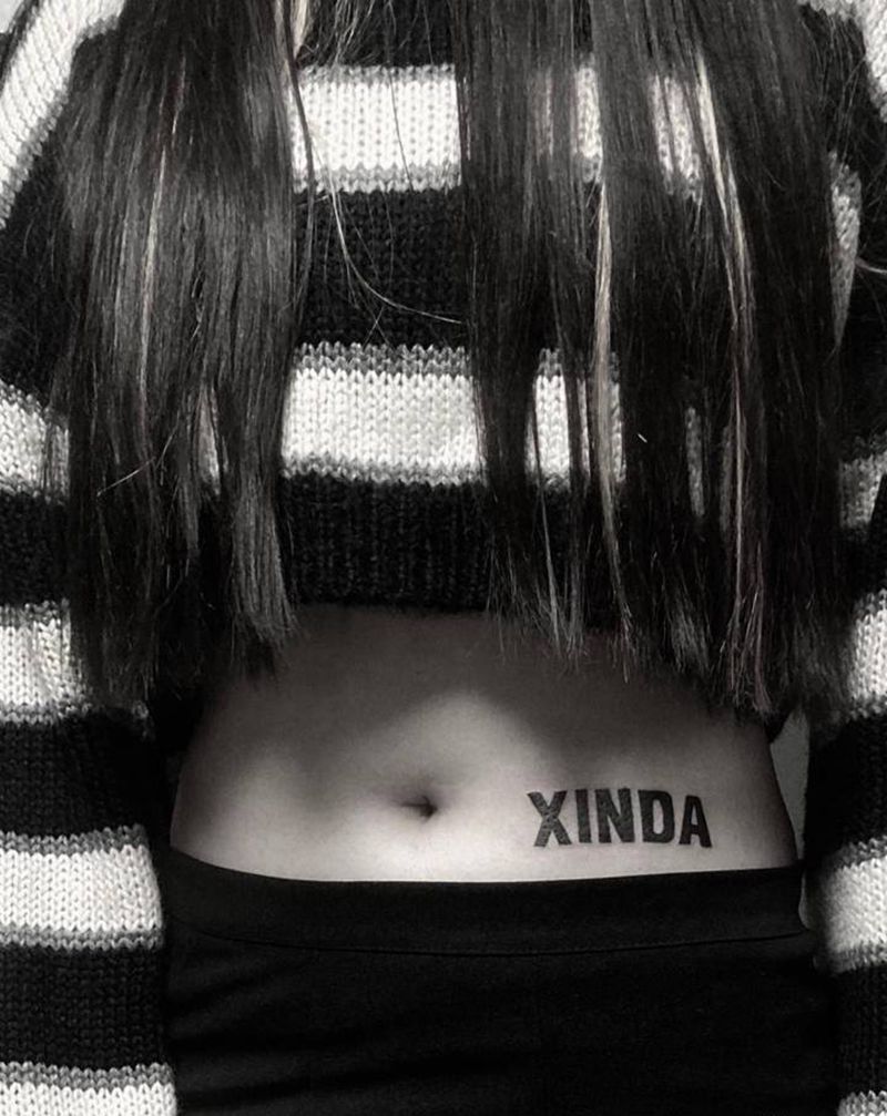 酷酷的英文纹身图片_腹部腰部花体字纹身图案