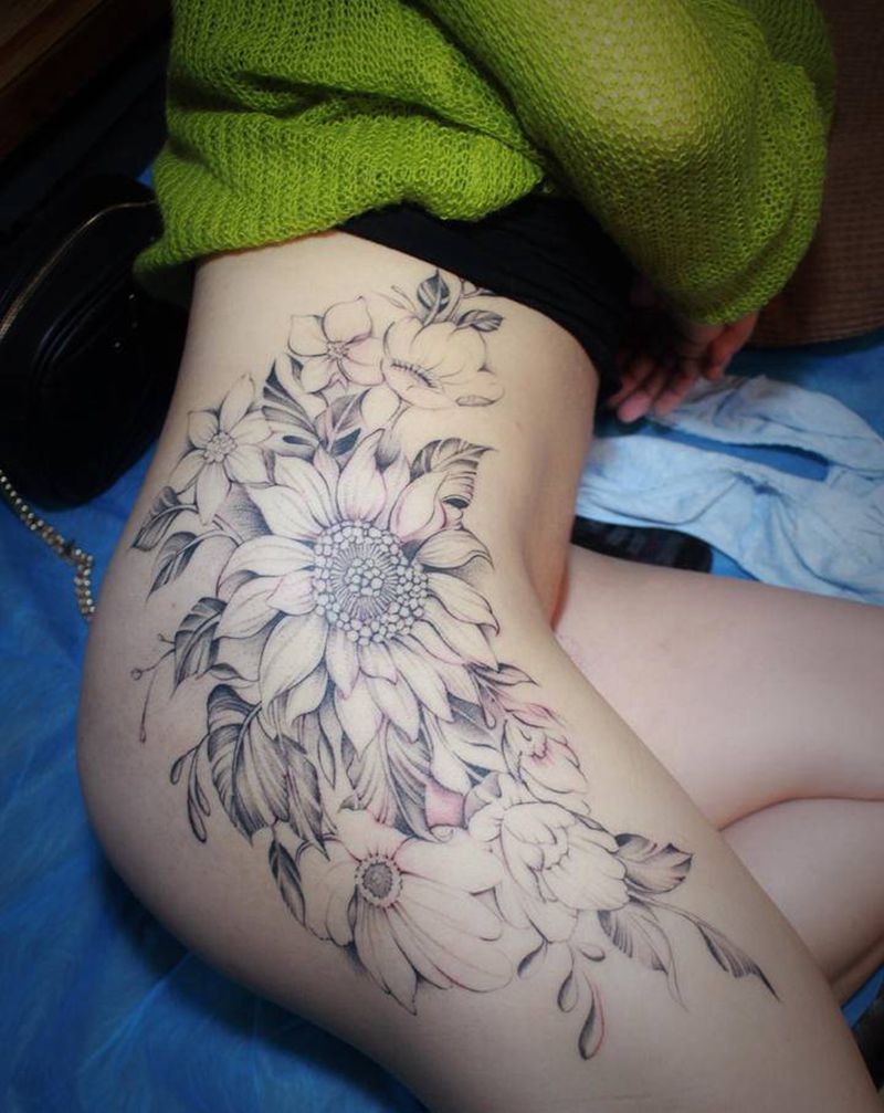 侧腰素花纹身图片_腰部臀部素花纹身图案