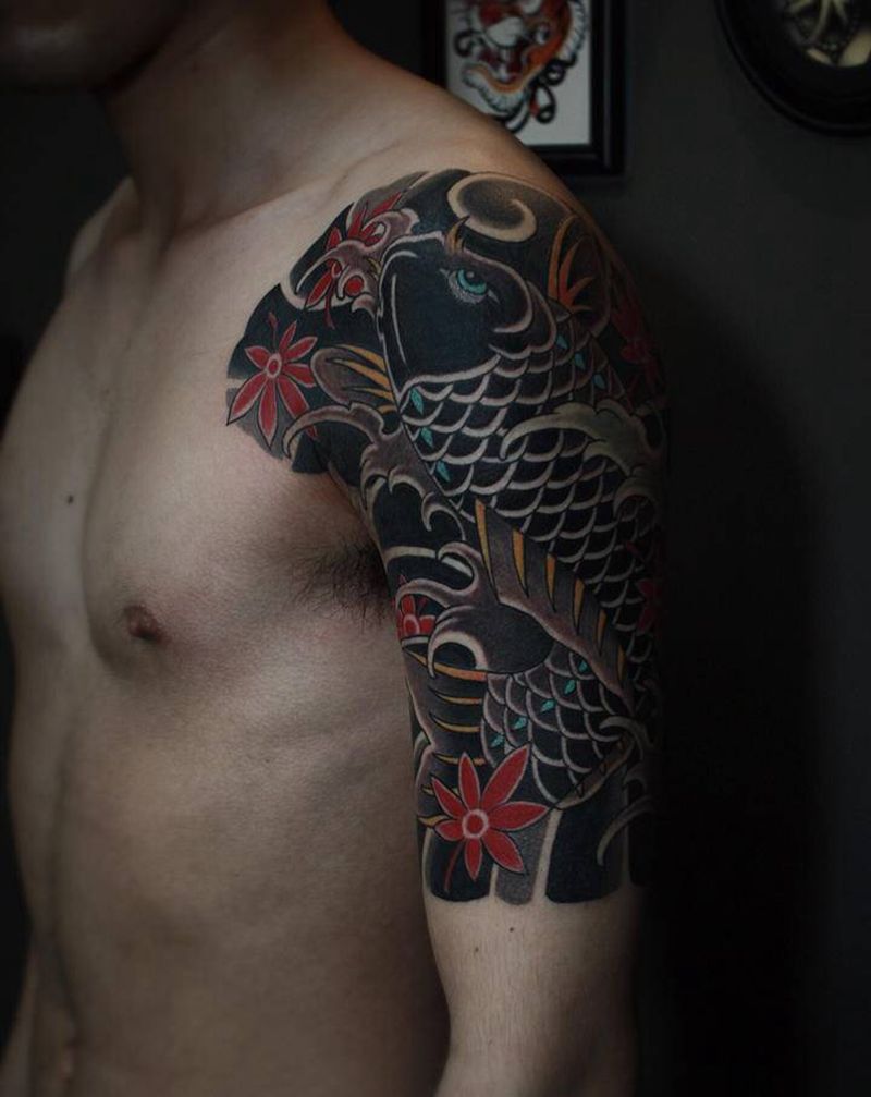 老传统锦鲤纹身图片_手臂肩部老传统纹身图案