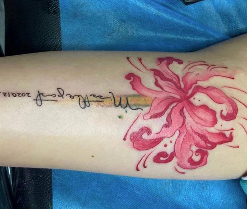 彼岸花纹身图片_手臂水彩水墨纹身图案
