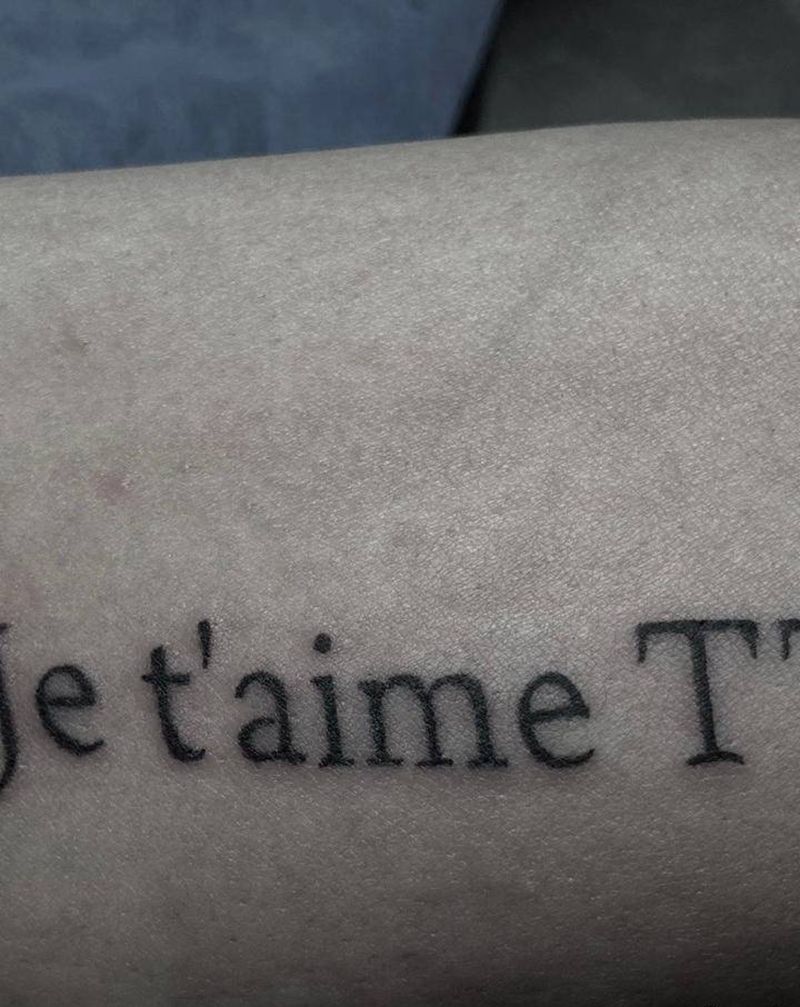 法语字母纹身图片_手臂花体字纹身图案