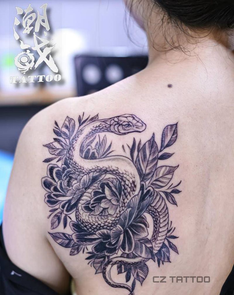 蛇与花纹身图片_背部点刺欧美写实蛇纹身图案