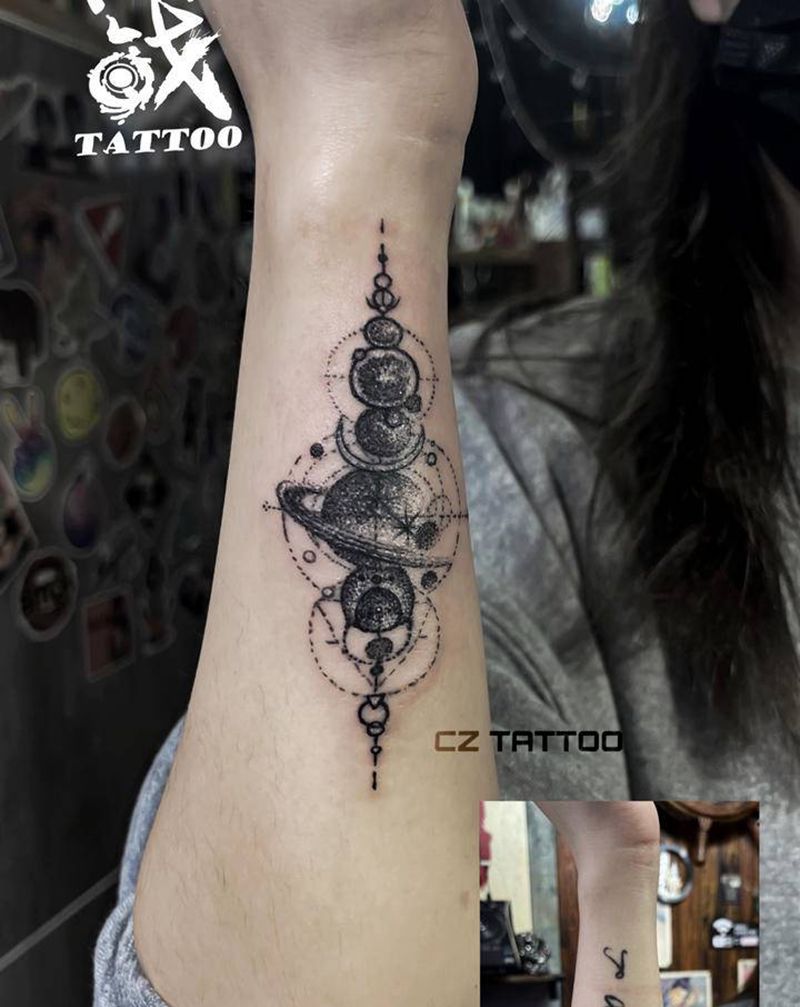 小图遮盖纹身图片_手臂几何点刺星球纹身图案