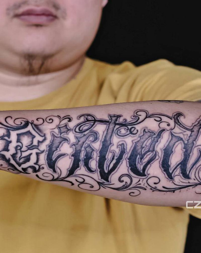 花体字纹身图片_手臂花体字奇卡诺纹身图案