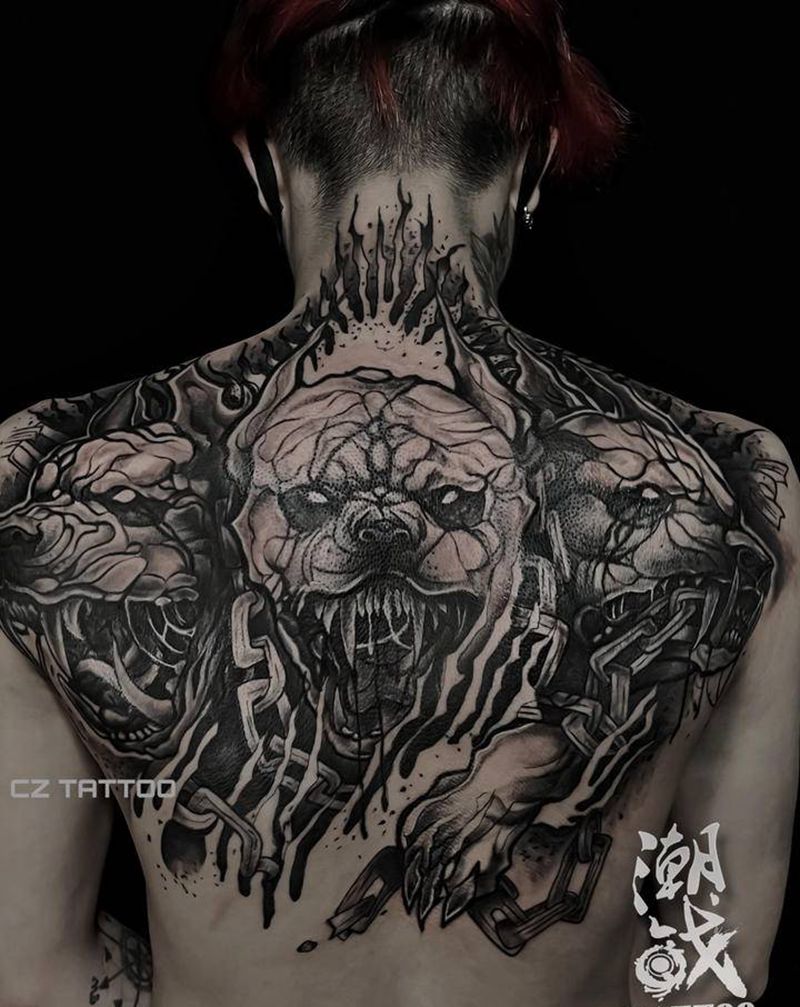 地狱犬纹身图片_背部欧美写实暗黑纹身图案
