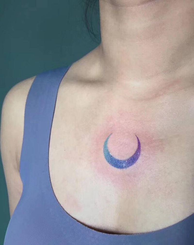 月亮纹身图片_胸部纹身图案