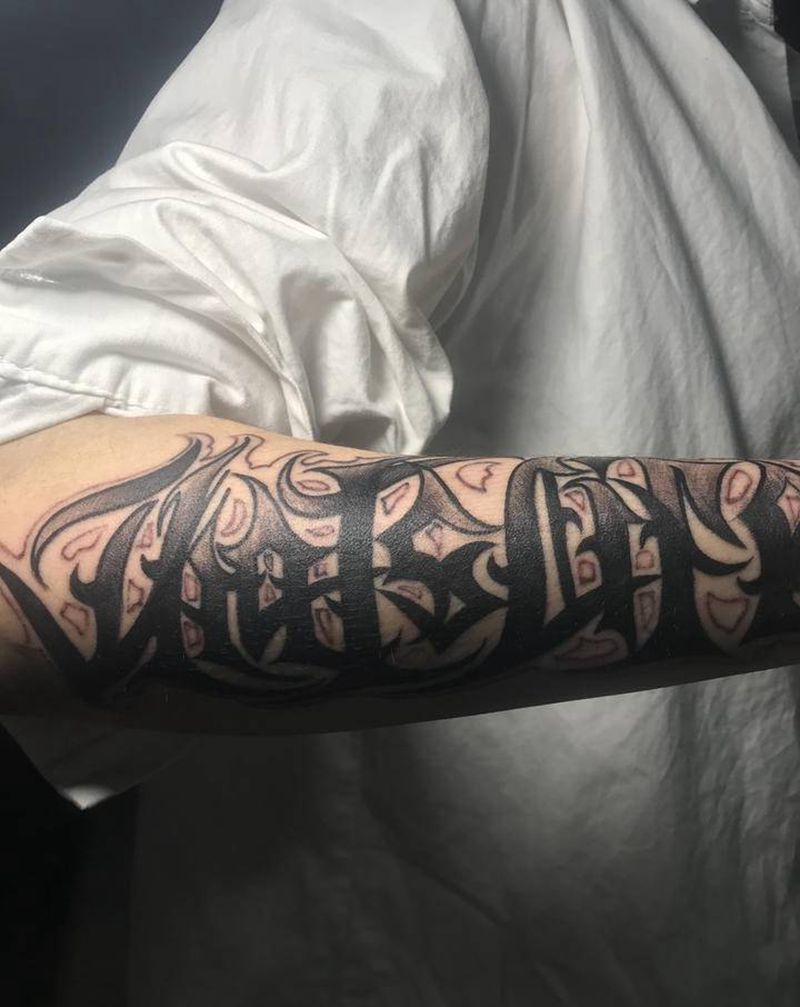 花体英文纹身图片_手臂纹身图案