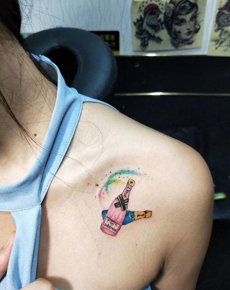 酒瓶纹身图片_胸部纹身图案