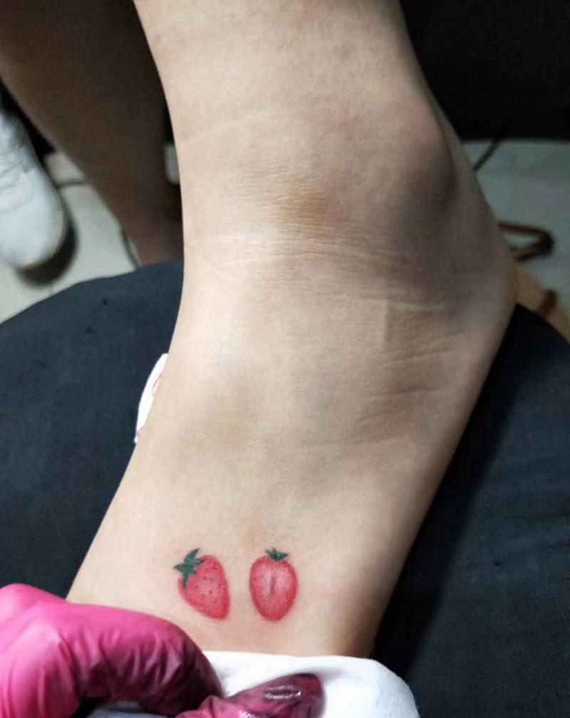 草莓纹身图片_脚部纹身图案