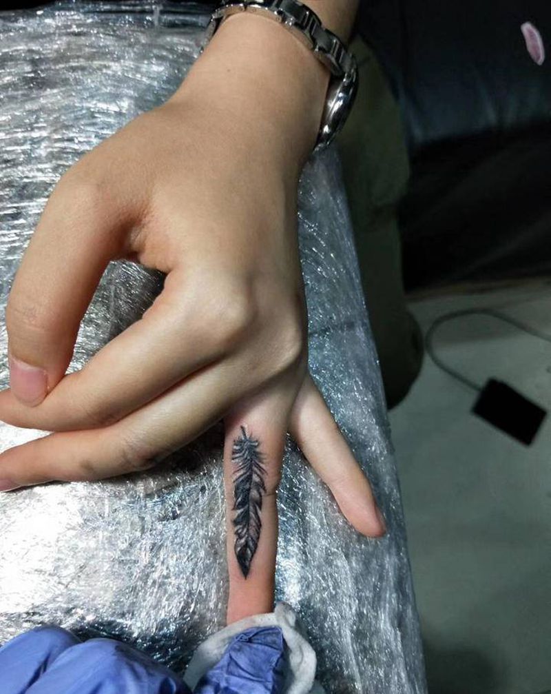 羽毛纹身图片_手部纹身图案