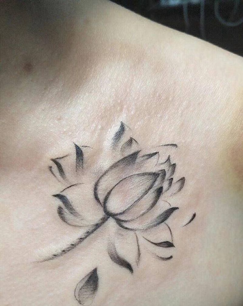 荷花纹身图片_胸部纹身图案