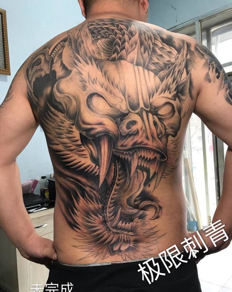 未完成纹身图片_背部欧美写实纹身图案