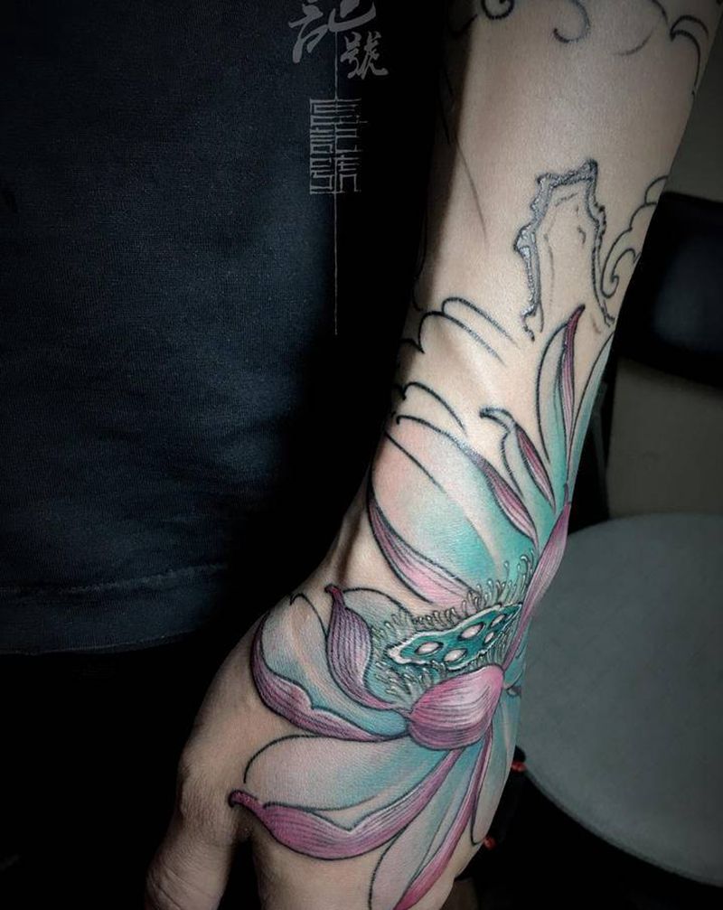 莲花纹身图片_腰部腿部新传统水彩纹身图案