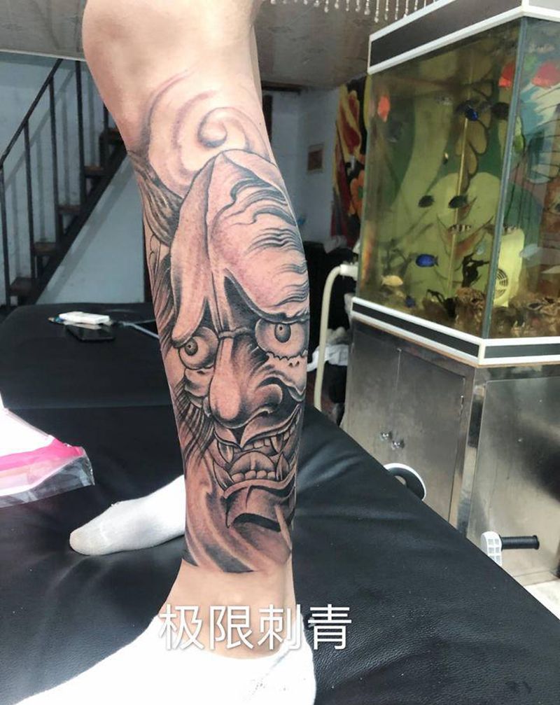 小腿般诺纹身图片_腿部新传统纹身图案