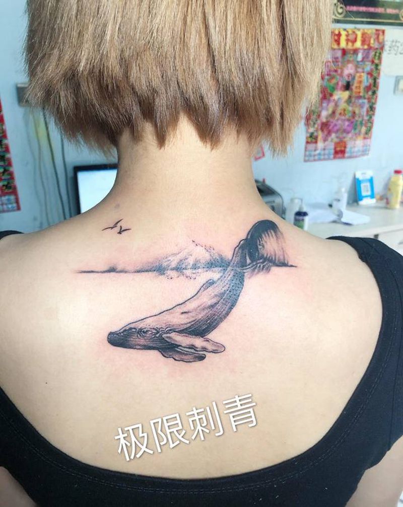 遮盖鲸鱼纹身图片_背部新传统纹身图案