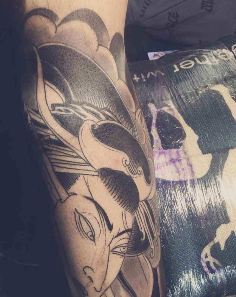 生首纹身图片_腿部纹身图案