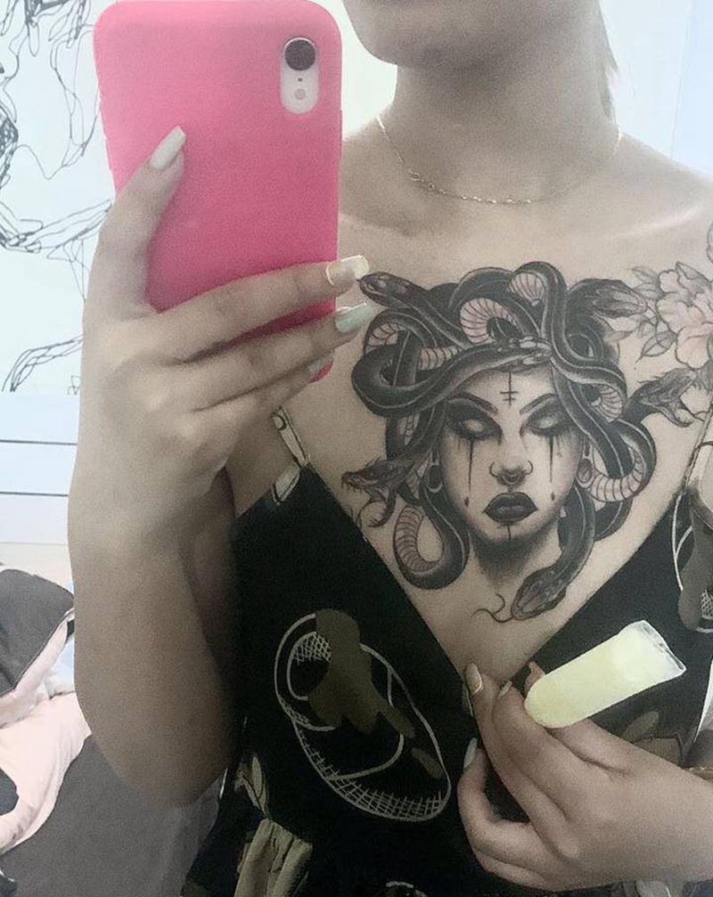 美杜莎纹身图片_胸部纹身图案