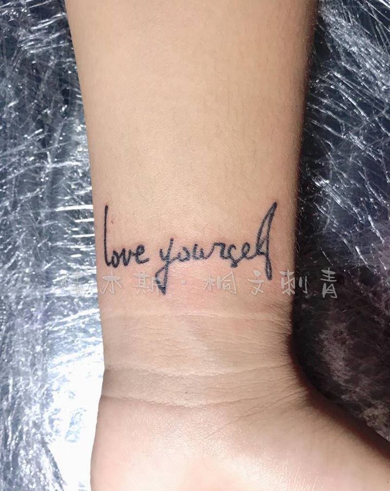 字母纹身图片_手部纹身图案