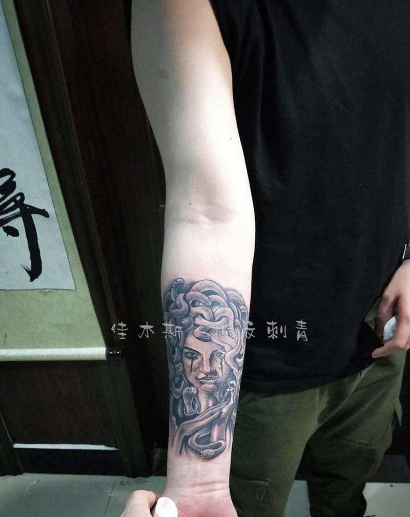 美杜莎纹身图片_手臂纹身图案