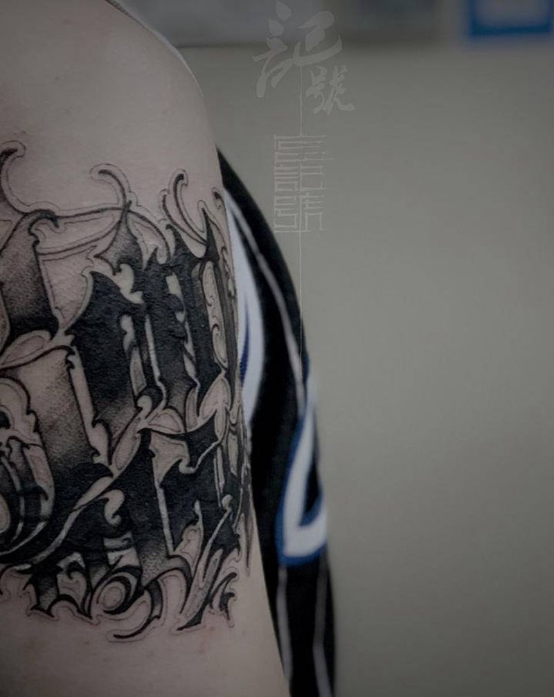 花体字遮盖旧纹身！纹身图片_腰部颈部花体字点刺纹身图案