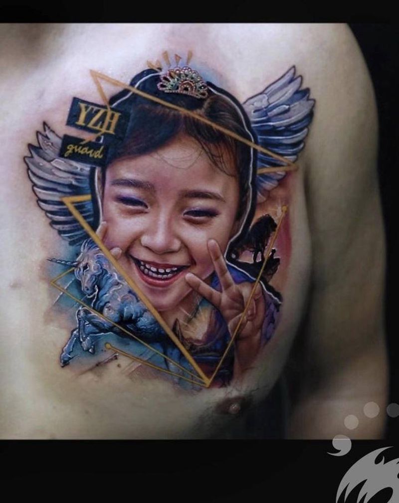 《守护》纹身图片_胸部肩部欧美写实几何纹身图案