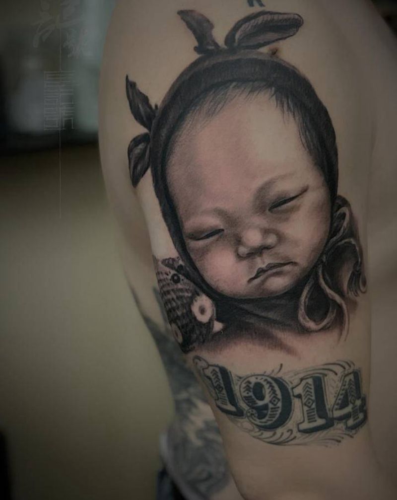 宝宝出生照纹身图片_胸部手臂欧美写实纹身图案